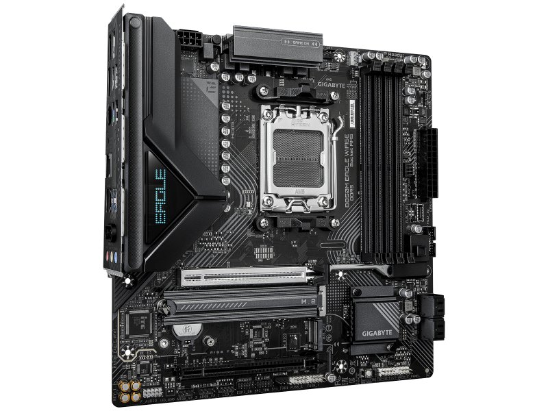 Gigabyte B850M Eagle WiFi6E вид под углом — радиаторы VRM, слот PCIe 5.0 x16 и задняя панель I/O