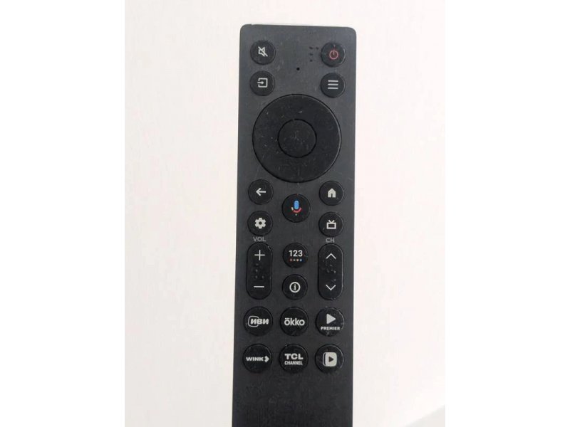 Пульт ДУ TCL 75A400 Pro — чёрный, с навигационным кругом и кнопками быстрого доступа к приложениям