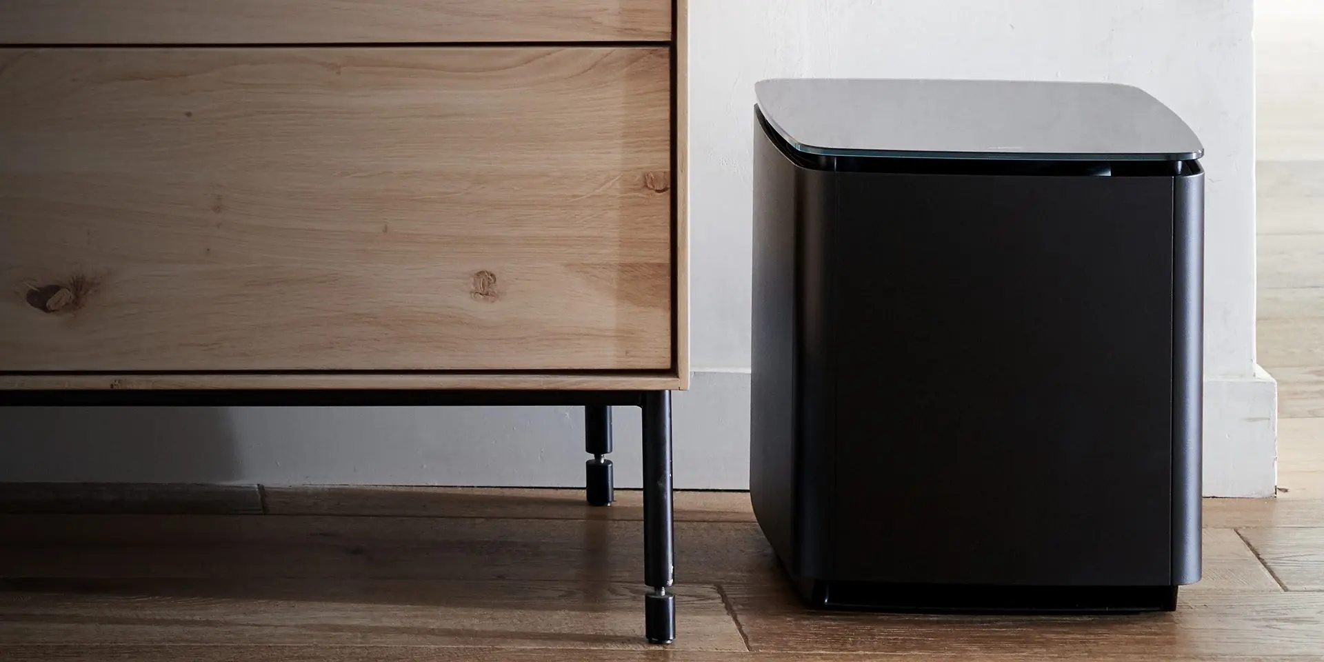 Bose Bass Module 700 Black — общий вид сабвуфера в стеклянном корпусе