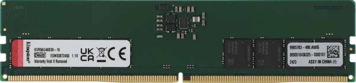Kingston KVR56U46BS8-16 DDR5 16 ГБ 5600 МГц — вид сверху, чип памяти и наклейка с характеристиками