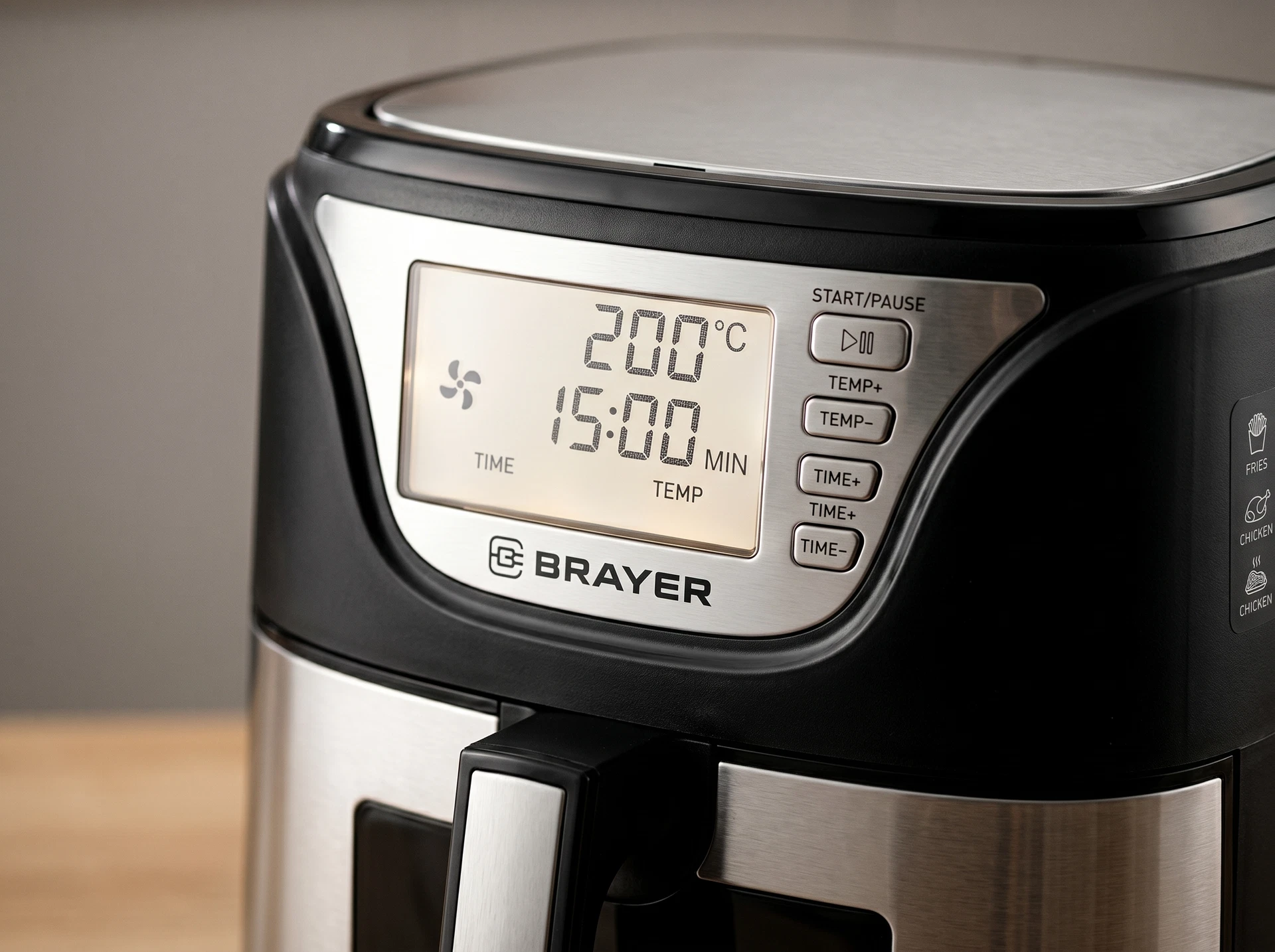 Аэрогриль Brayer BR2037 чёрный серебристый — вид сбоку в интерьере кухни, прорезиненные ножки, пластиковый корпус
