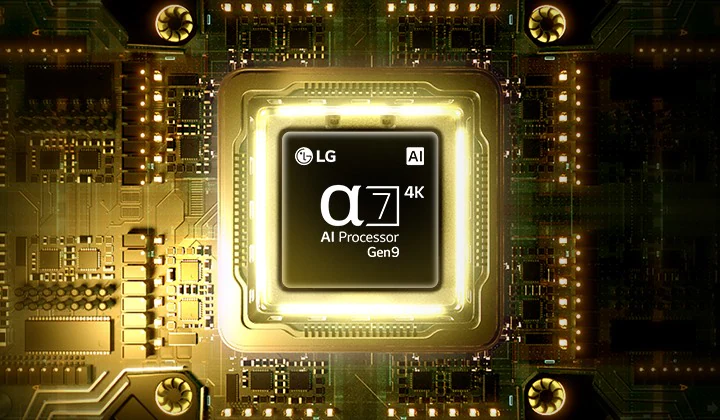 Процессор alpha 7 AI 4K Gen9 телевизора LG QNED evo AI QNED80 Mini LED светится в центре желтой печатной платы, подчеркивая более интеллектуальную и мощную обработку ИИ, которая повышает четкость изображения 4K благодаря улучшенному контрасту и глубине.
