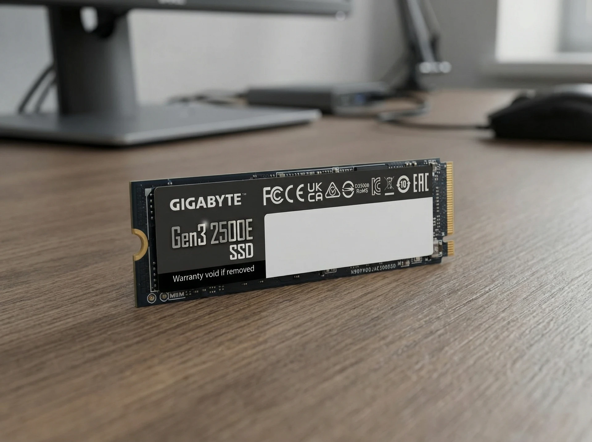 SSD накопитель Gigabyte G325E1TB 1ТБ, M.2 2280, PCIe 3.0 x4, NVMe [G325E1TB] - фото в интерьере