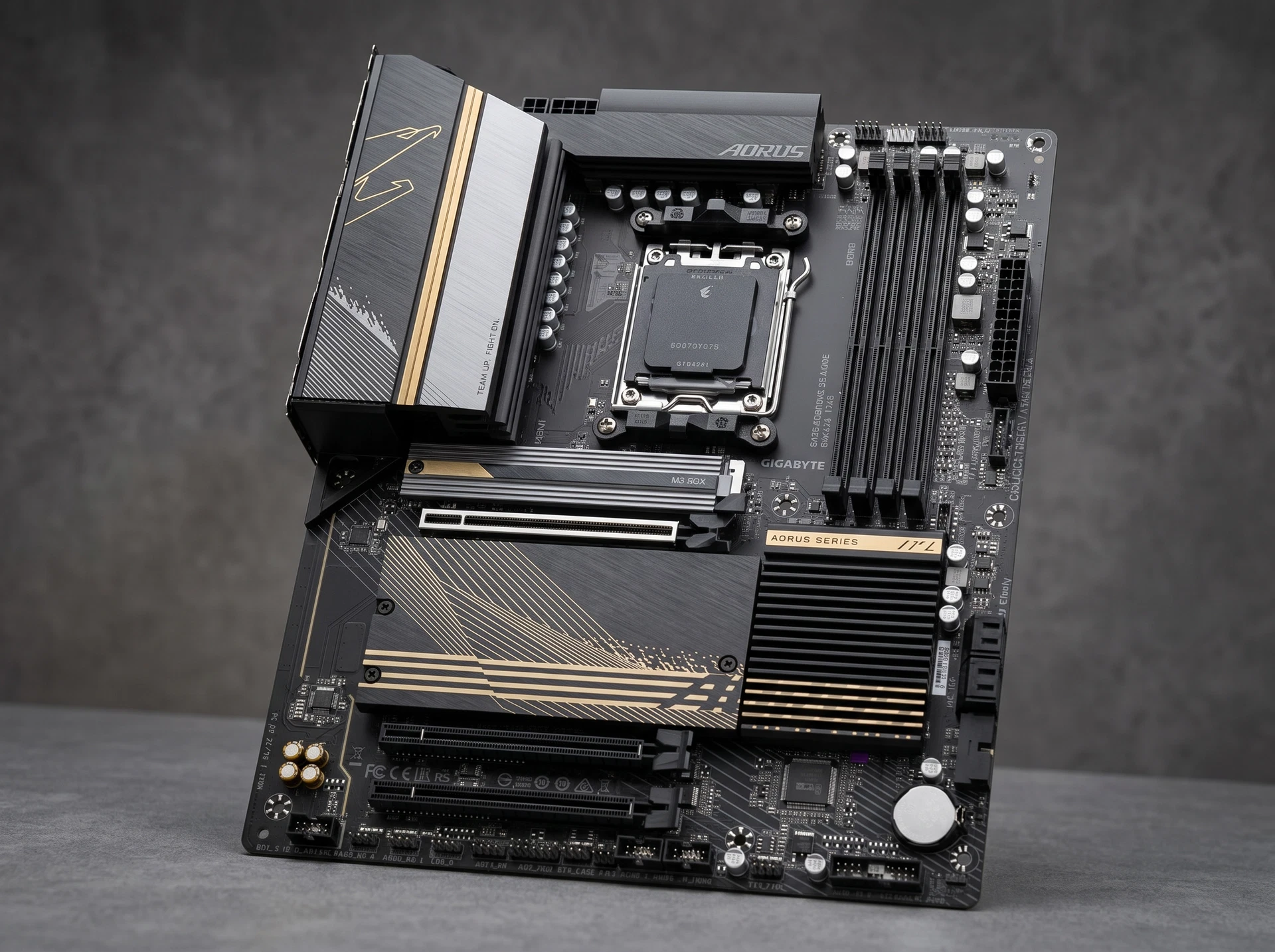 Материнская плата Gigabyte Bad Pack B650 Aorus Elite Ax V2, Socket AM5, AMD B650, ATX, RTL - фото в интерьере