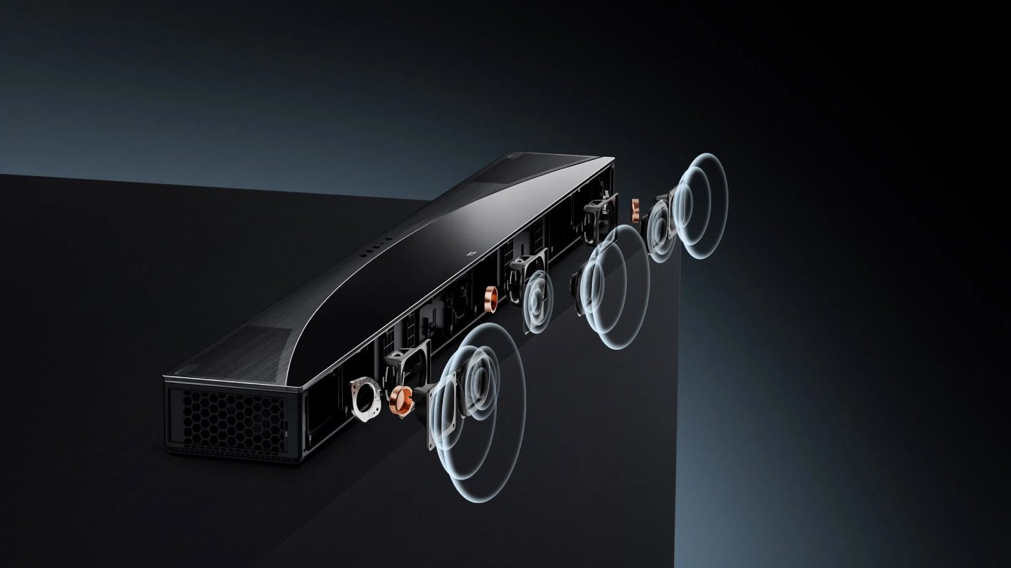 TCL Q75H боковой профиль &mdash; акустическая система с оранжевыми элементами конструкции и массивом динамиков