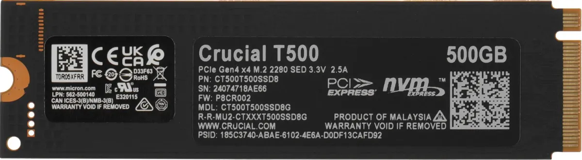 Crucial T500 500ГБ &mdash; нижняя сторона с техническими характеристиками, серийным номером и наклейками сертификации