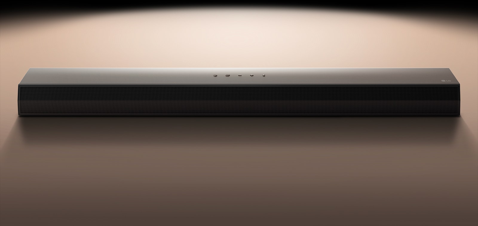 Звуковая панель LG Soundbar на черном фоне, подсвеченная прожектором.