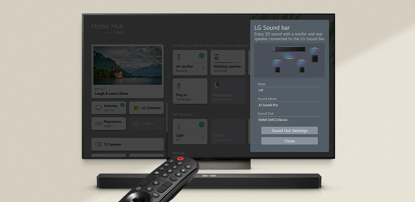 Пульт LG направлен на телевизор LG TV со звуковой панелью LG Soundbar под ним. На экране телевизора LG TV отображается меню WOW-интерфейса.