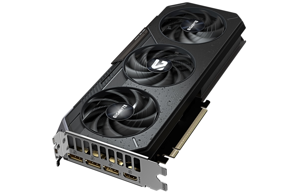 Gigabyte RTX 5060 Ti Gaming вид снизу — разъёмы HDMI 2.1b и DisplayPort 2.1b, крепёжная планка