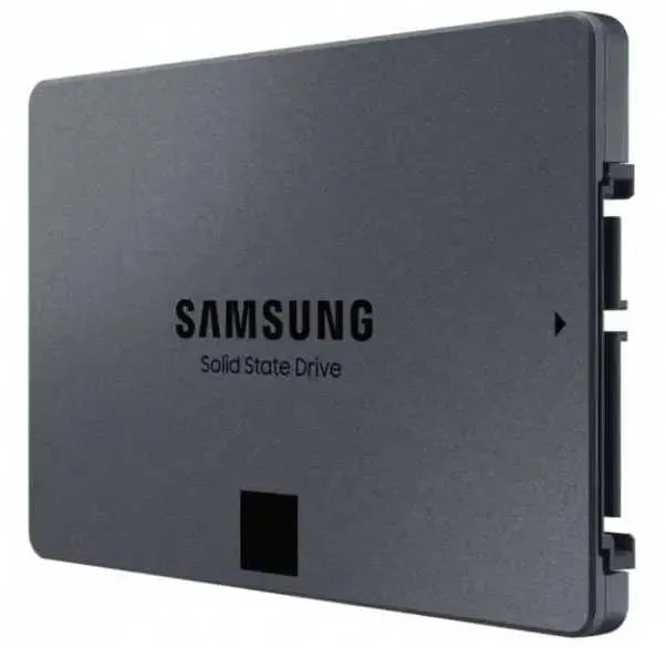 Samsung 870 QVO 2 ТБ SATA SSD — вид сверху, наклейка и разъём