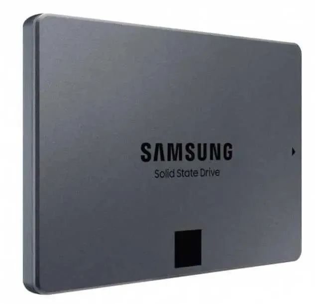 Samsung 870 QVO 2 ТБ — разъём SATA и габариты накопителя 2.5 дюйма