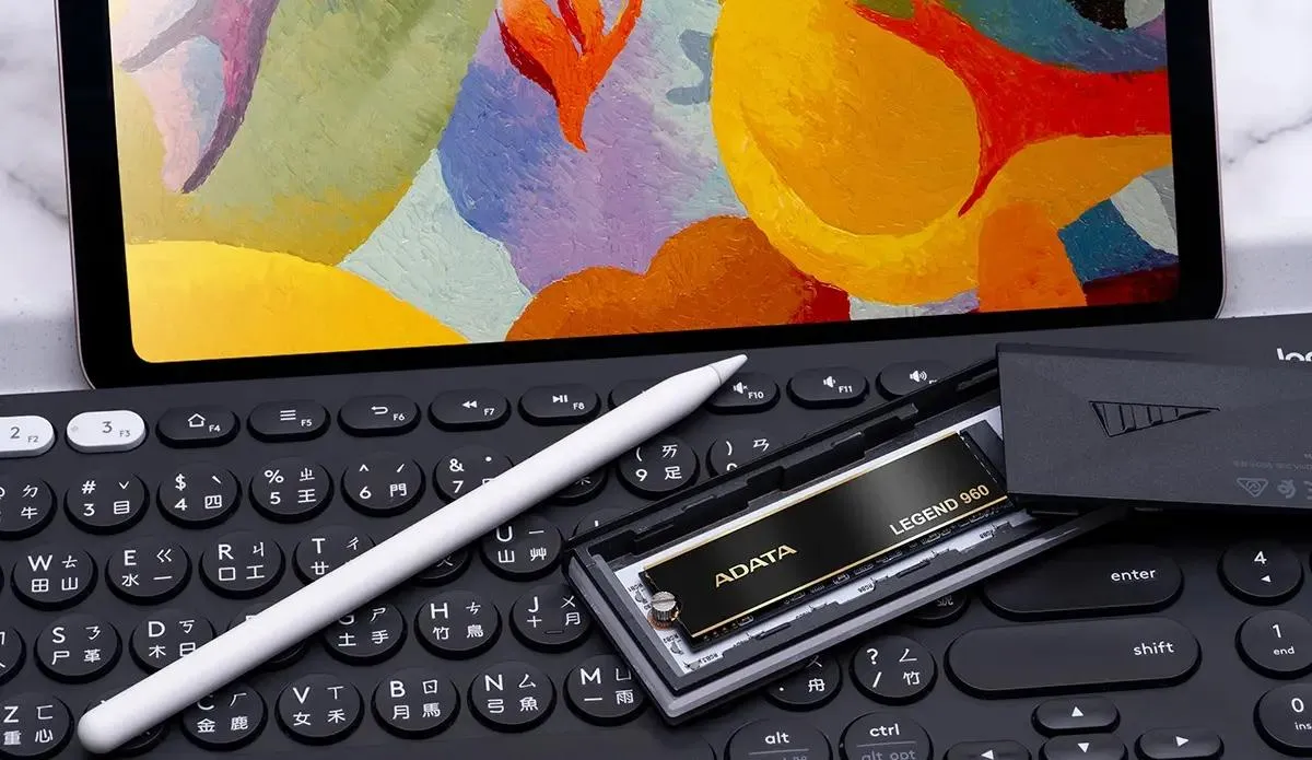 ADATA Legend 960 1 ТБ — сравнение размера с монетой, форм-фактор M.2 2280