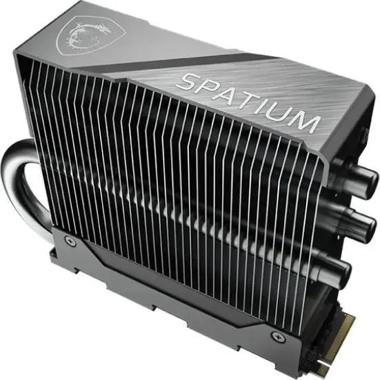 MSI Spatium M580 2TB трёхмерный вид накопителя с радиатором и разъёмом PCIe M.2