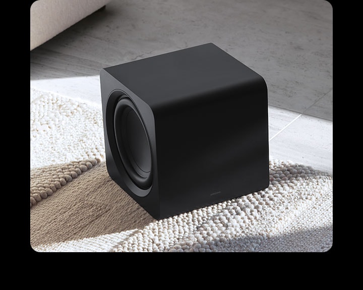 Samsung HW-Q800F/RU — беспроводной сабвуфер кубической формы 200 Вт в интерьере