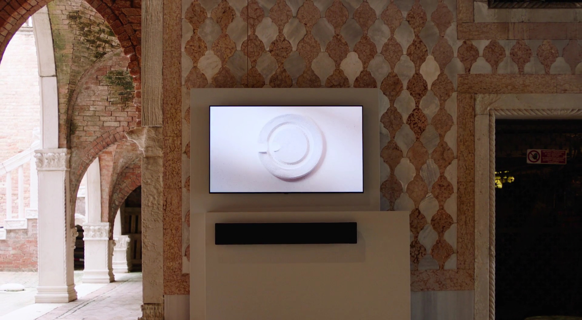 Bang & Olufsen Beosound Stage &mdash; 11 динамиков, вид сбоку