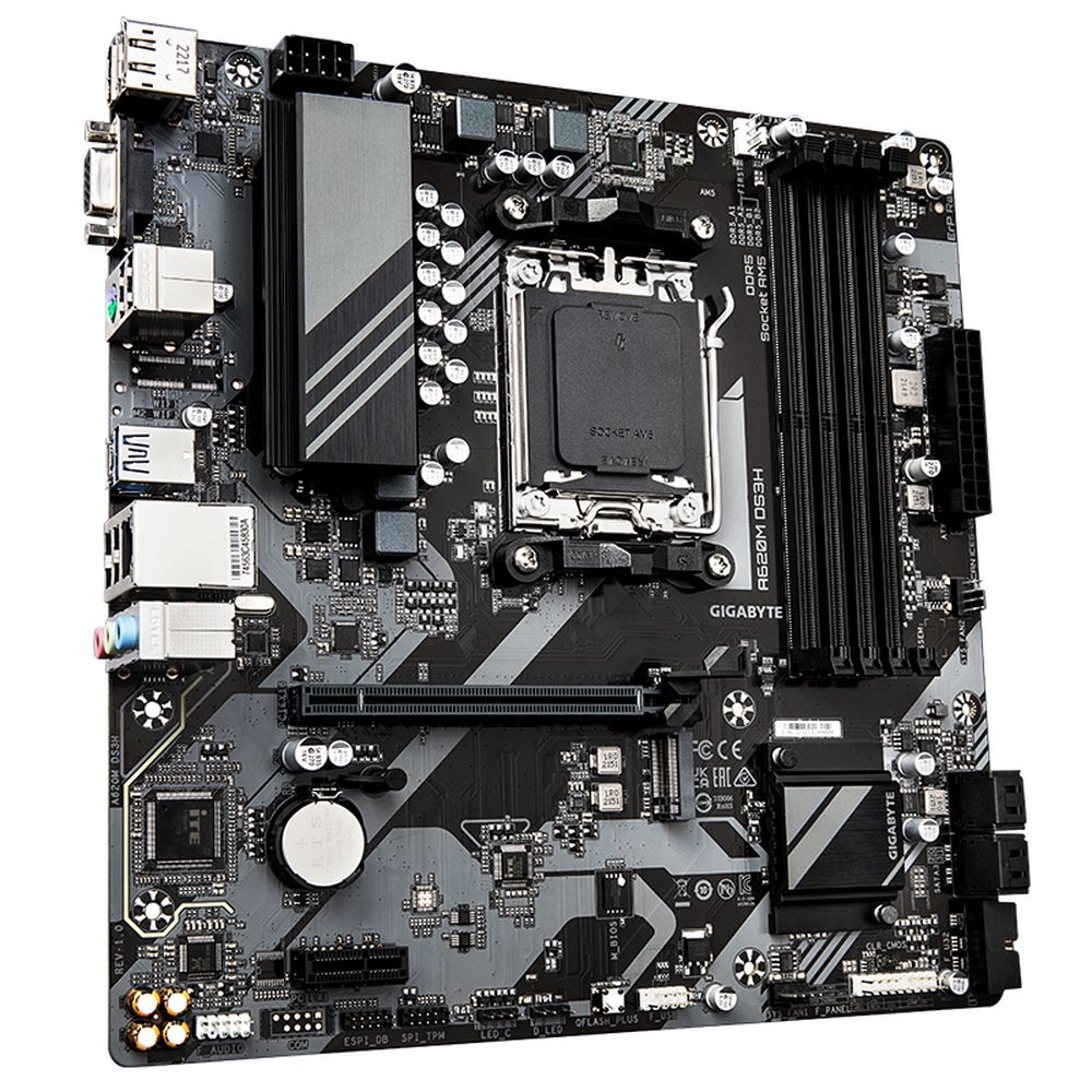 GIGABYTE A620M DS3H материнская плата AM5 вид под углом — сокет, слоты DDR5, разъёмы питания