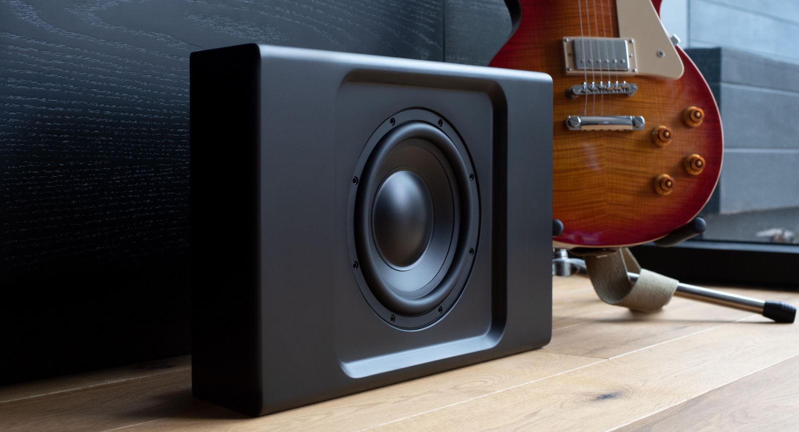 Bluesound Pulse Sub Plus &mdash; активный сабвуфер с крупным динамиком, серый корпус с чёрной фасадной панелью
