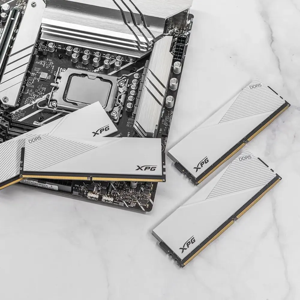 ADATA Lancer AX5U6400C3232G-DCLAWH DDR5 6400 МГц белый радиатор крупный план