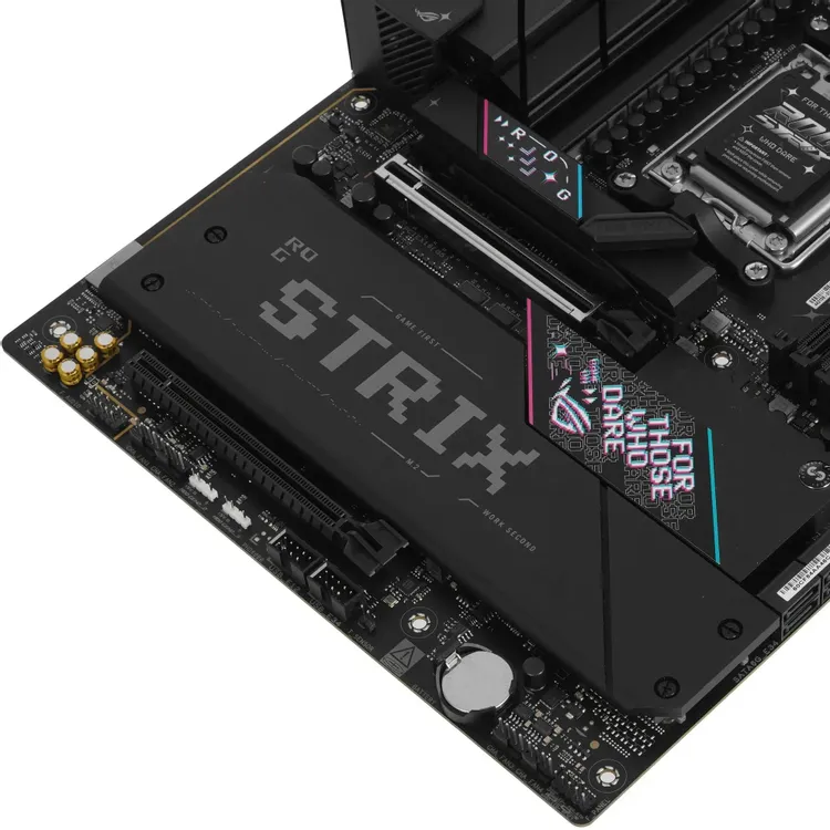 ASUS ROG Strix B850-E Gaming WiFi слоты M.2 и радиаторы накопителей вид сверху
