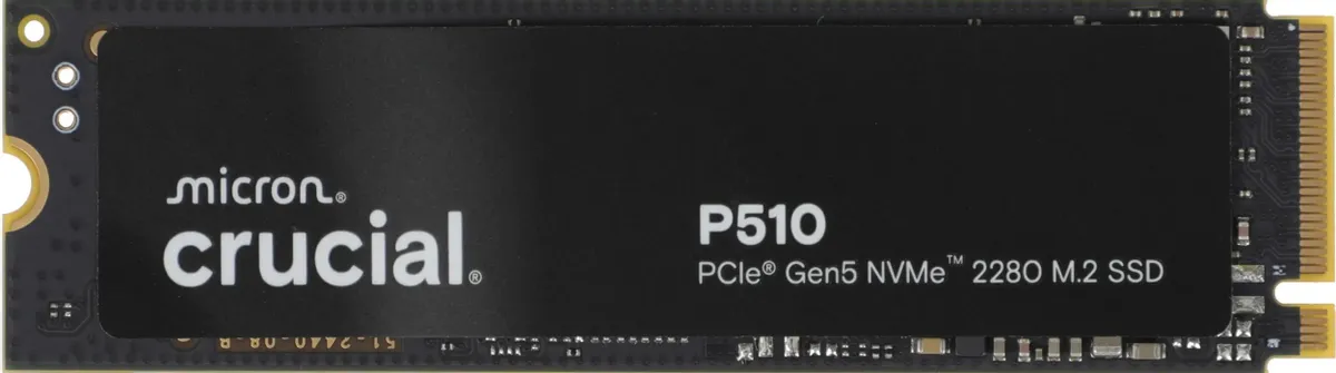 Crucial P510 M.2 2280 SSD вид сверху, логотип и золотые контакты разъёма