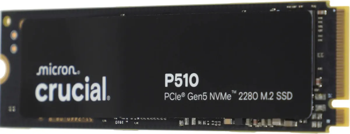Crucial P510 PCIe Gen5 NVMe компоненты платы и золотые контакты M.2 крупный план