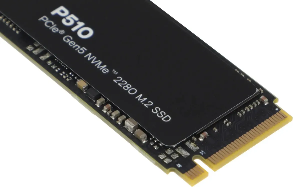 Crucial P510 PCIe Gen5 NVMe M.2 2280 SSD вид под углом, золотой разъём