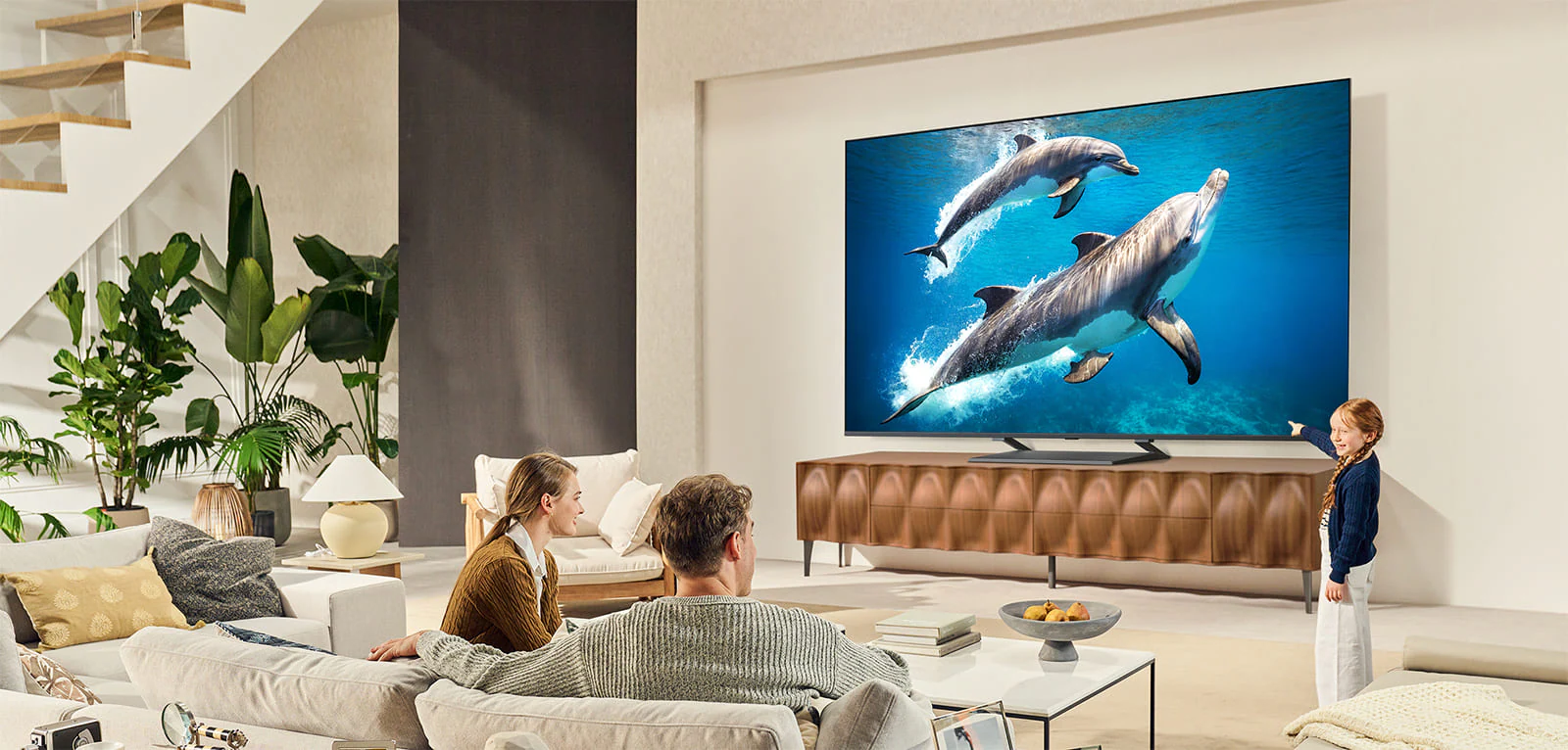 LG 75QNED93A6A — большой экран для семейного просмотра в светлой комнате