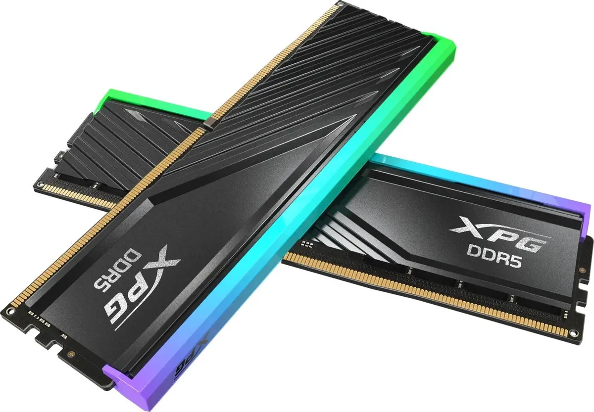 ADATA Lancer DDR5 два модуля с RGB-подсветкой зелёного и фиолетового цвета — демонстрация диапазона подсветки