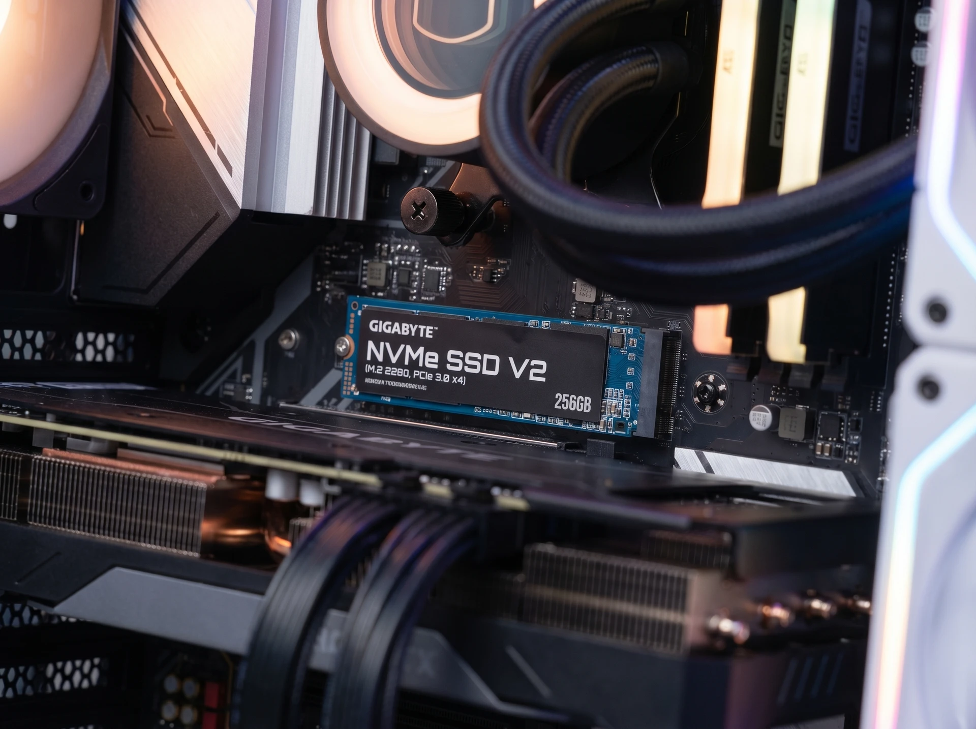 SSD накопитель Gigabyte NVMe SSD V2 256ГБ, M.2 2280, PCIe 3.0 x4, NVMe [G3NVMEV2256G] - фото в интерьере