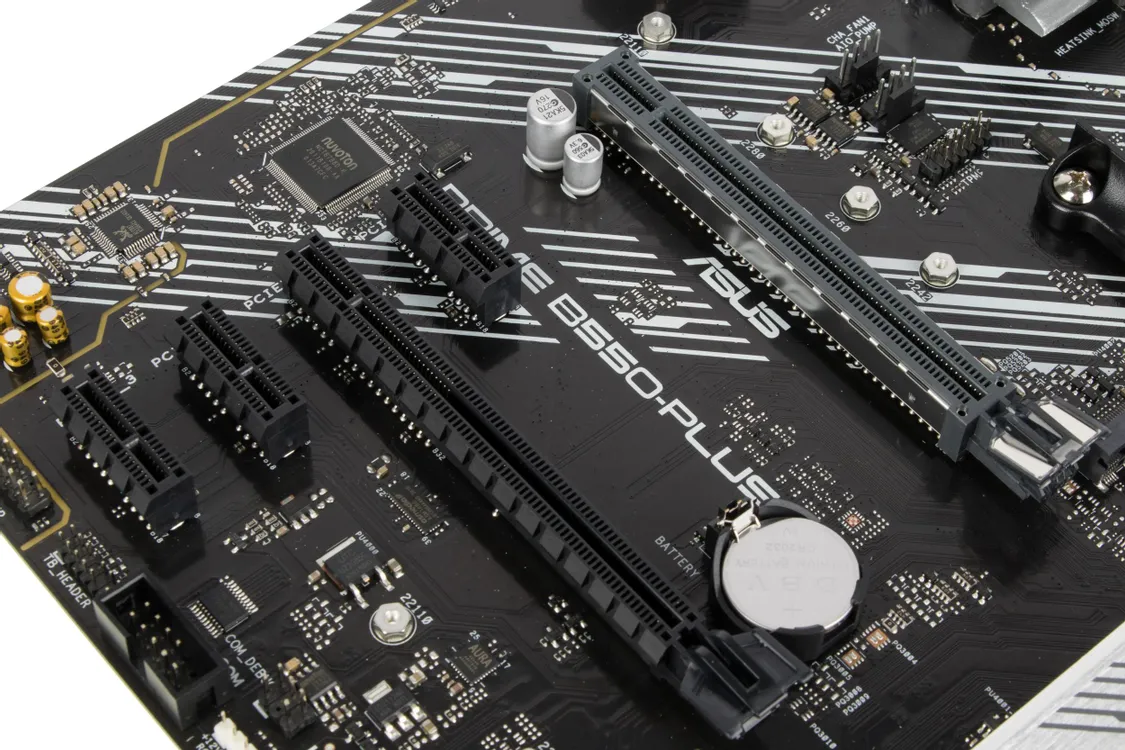 ASUS Prime B550-Plus слоты DDR4 крупным планом — четыре разъёма DIMM для оперативной памяти