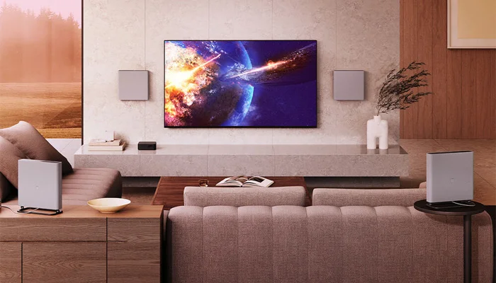 Sony HT-A9M2 в гостиной с телевизором — объёмный звук Dolby Atmos в интерьере