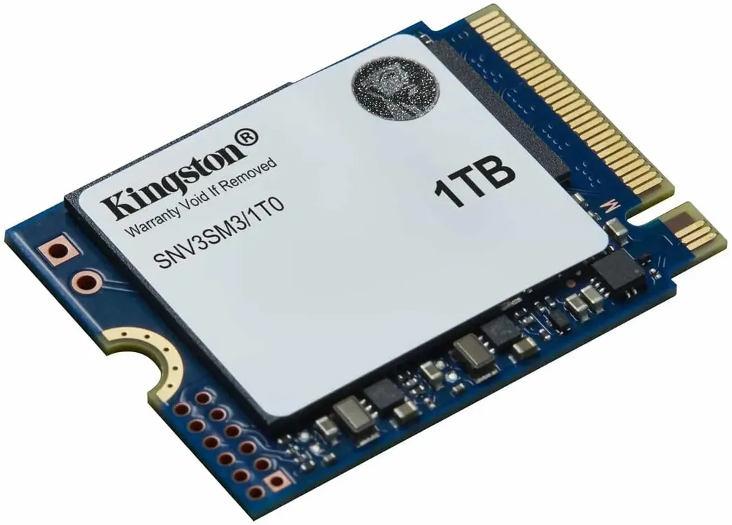Kingston SNV3SM3/1T0 вид под углом золотистые разъёмы PCIe синяя плата компоненты M.2 2230