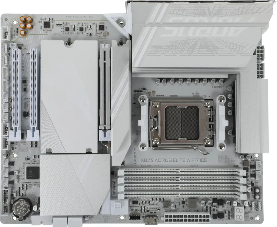 Gigabyte X870 Aorus Elite Wifi7 Ice &mdash; общий вид платы с сокетом AM5 и зоной VRM