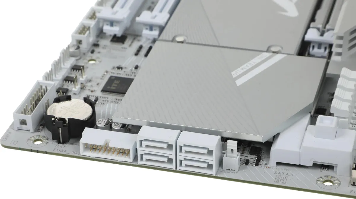 Gigabyte X870 Aorus Elite Wifi7 Ice &mdash; разъёмы SATA, питание 24-pin и 8-pin на нижней части платы