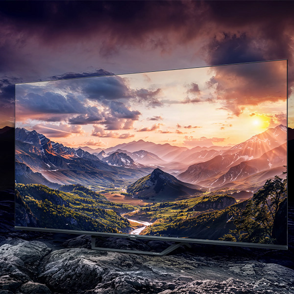 Haier 50 Smart TV S2 Pro &mdash; вид сбоку на подставке, тонкий корпус, пейзаж с закатом на экране