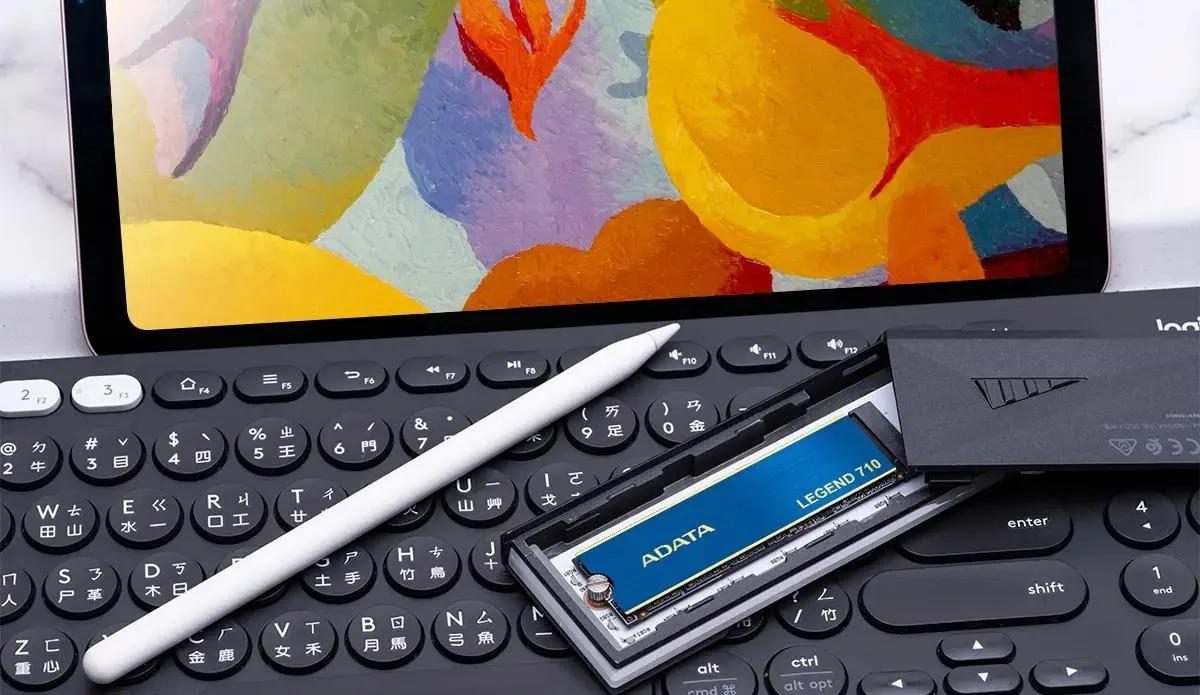 ADATA Legend 710 1 ТБ установлен в ноутбук — демонстрация монтажа