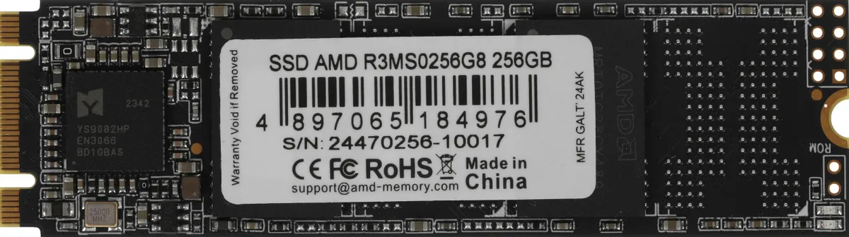 AMD Radeon R3MS0256G8 &mdash; вид сверху, этикетка с техническими данными, микросхемы 3D NAND и разъём M.2