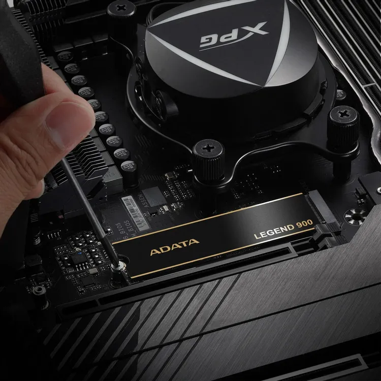 ADATA Legend 900 крупный план — теплораспределитель и золотистые контакты M.2