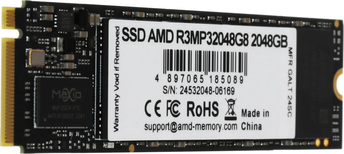 AMD Radeon R3MP32048G8 — вид под углом, электронные компоненты и золотистый M.2 разъём