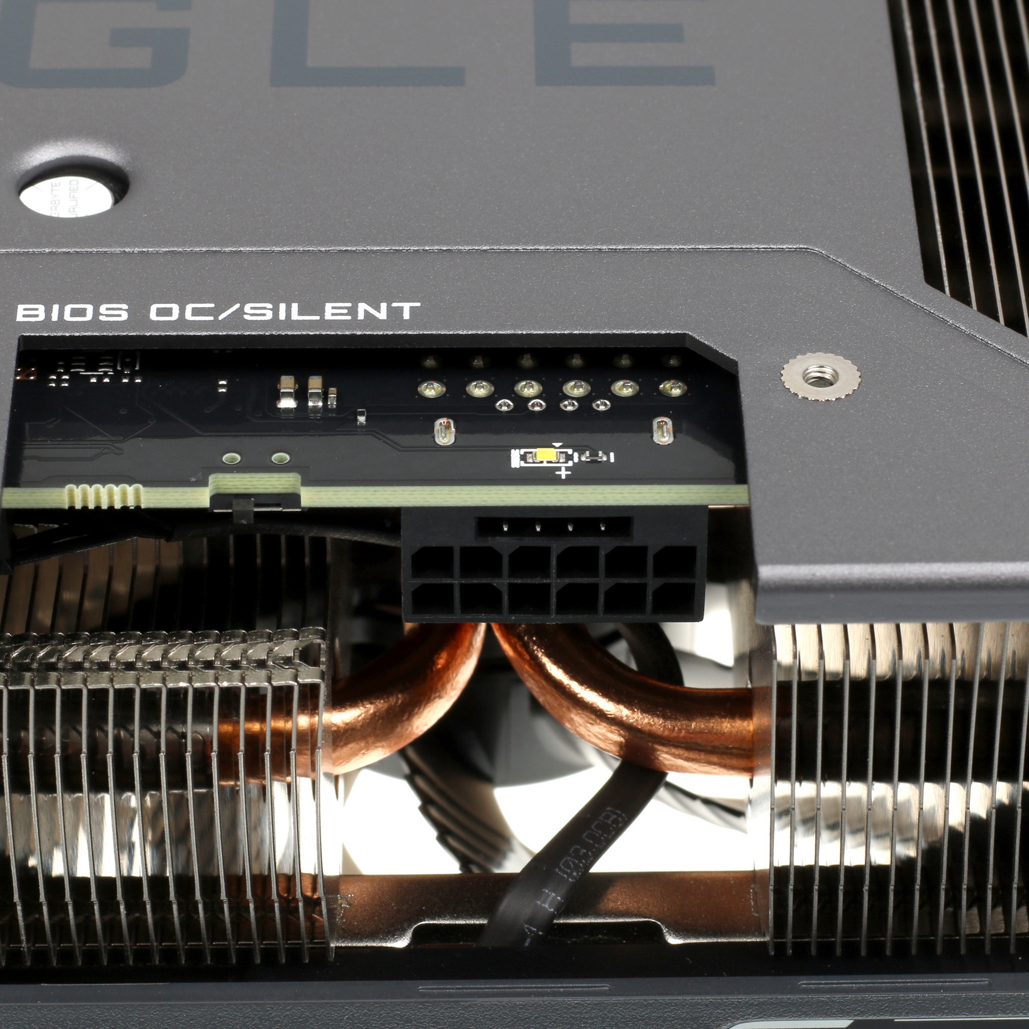 Gigabyte RTX 4070 Ti Eagle OC боковой профиль медные тепловые трубки переключатель BIOS OC SILENT